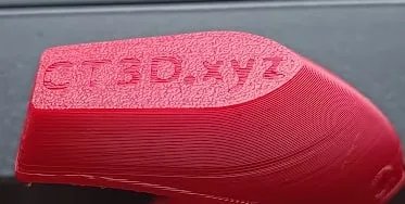 Dessous d'un bateau 3DBenchy en PLA rouge imprimé sur la plaque Textured PEI